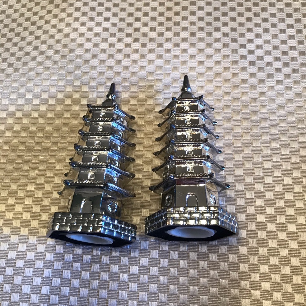 ————- SOLD-______________SALT & PEPPER SHAKERS - Picture 8 of 8
